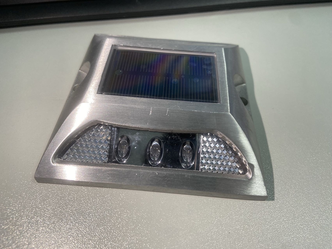 Rodillos de aluminio de aleación PC con energía solar con nivel de resistencia al agua IP68 y fuente de luz LED