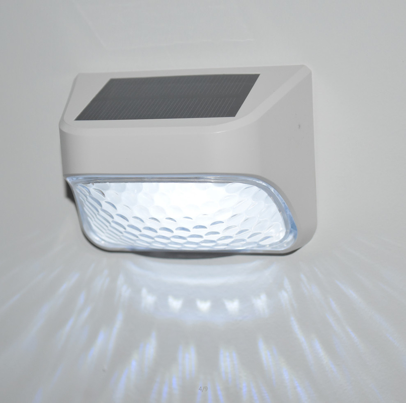 RGB Blanco cálido luz solar IP65 nivel impermeable Silicio monocristalino 15 horas de tiempo de trabajo