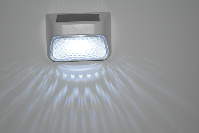 100g de luz de la cerca solar negro ABS PMMA blanco caliente RGB 20Lumens impermeable IP65 4,5 horas de carga