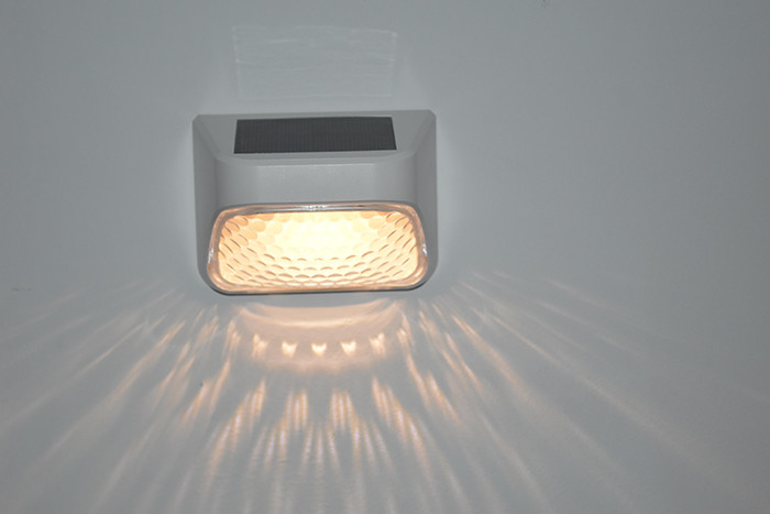 100g de luz de la cerca solar negro ABS PMMA blanco caliente RGB 20Lumens impermeable IP65 4,5 horas de carga