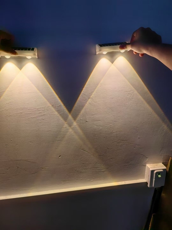 Cuerpo ABS Iluminación solar de pared de 4 lados ABA PC Shell con iluminación LED RGB blanca cálida
