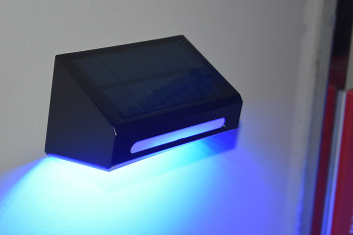 Luz solar de pared exterior RGB blanca cálida y brillante Batería de litio ternaria IP65 a prueba de agua