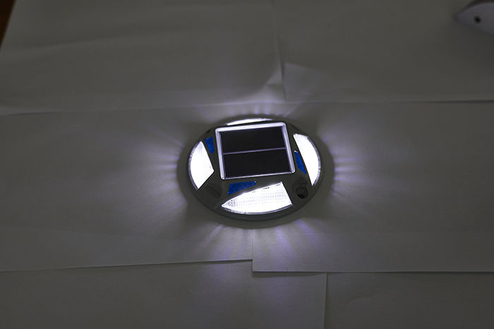Solar Road Stud with Charge 4.5h for 20h Working Temperature -20-70 and Cold White/Warm White/Blue LED Color