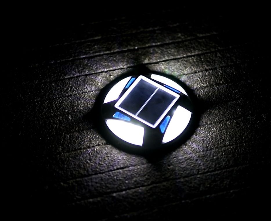 Clavo solar de carretera de aluminio con 12 perlas LED, batería de Ni-Mh de 1,2 V y 4,5 h de carga para 20 h de funcionamiento