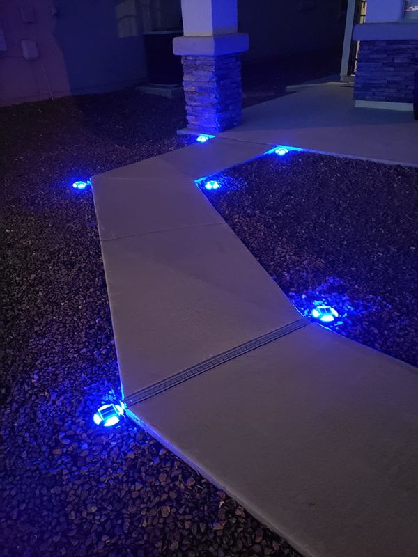 Baliza solar vial de color blanco cálido con 12 LEDs para la seguridad vial y la iluminación de entradas